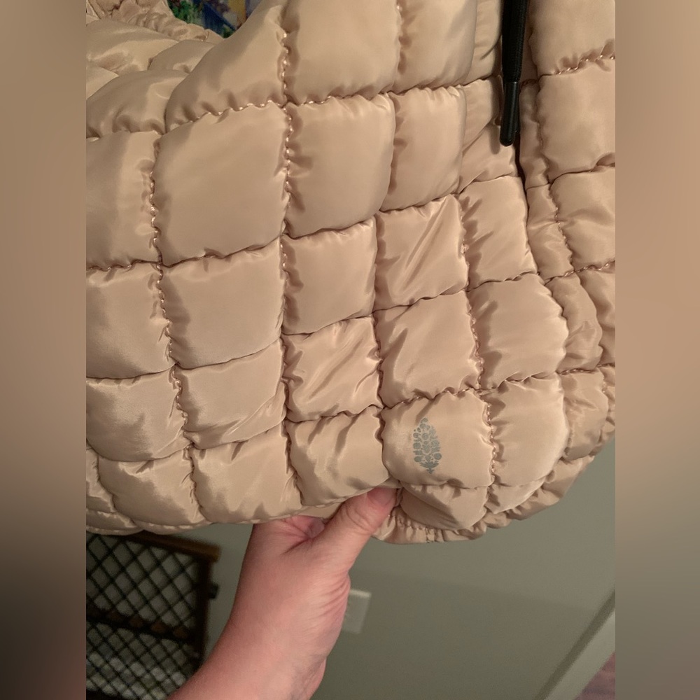 💗 FREE PEOPLE Quilted Carryall in Off White - Picture 8 of 10